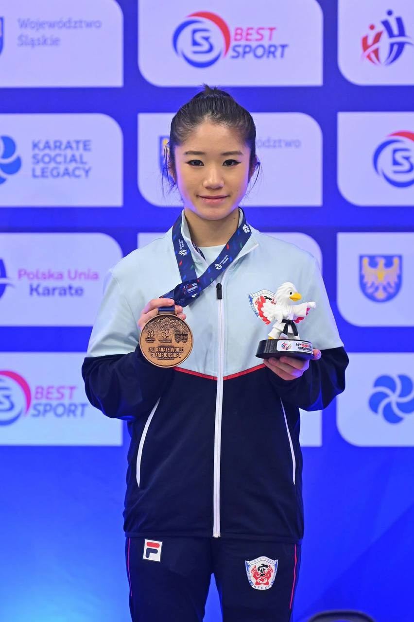 曉藝手持世青賽銅牌（圖片來源：WKF）