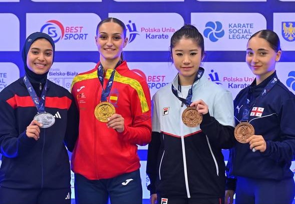 曉藝（右二）登上世界賽頒獎台（圖片來源：WKF）